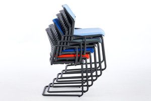 Die Stuhlstapel stehen kippsicher